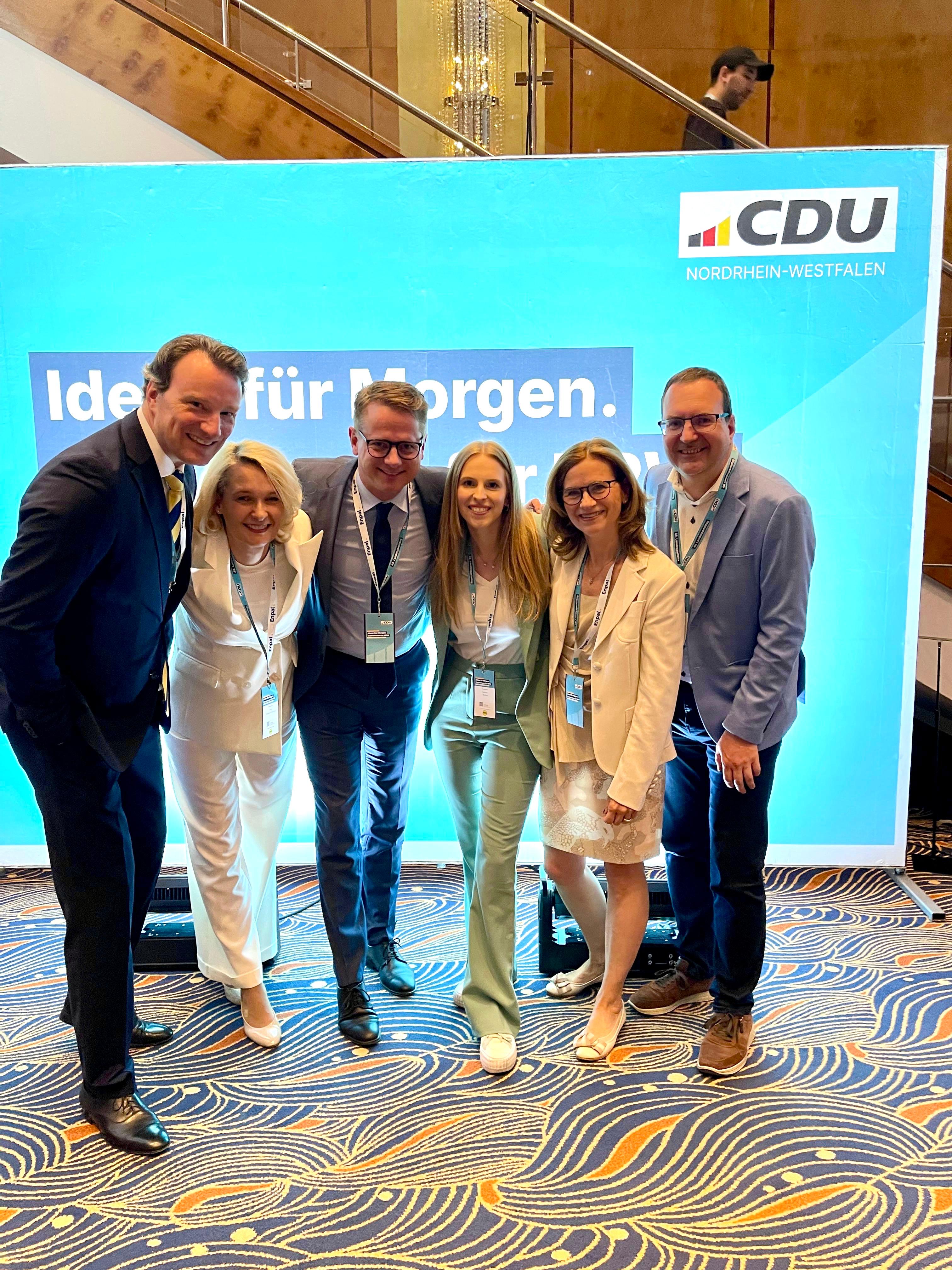 Einige Vertreter der CDU Wuppertal beim Landesparteitag der CDU Nordrhein-Westfalen gemeinsam mit CDU-Bundesgeneralsekret�r Carsten Linnemann (3. v. l.): Dr. Hagen Lippe-Wei�enfeld, Anja Vesper, Patricia Wefers, Ellen Kineke und Arno Hadasch (v. l. n. r.)